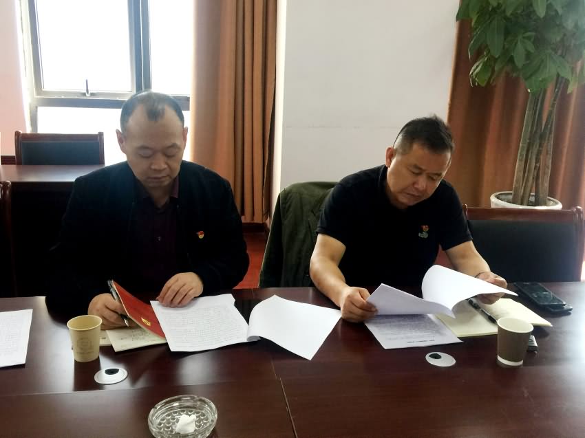 党员认真研读先进人物事迹.jpg